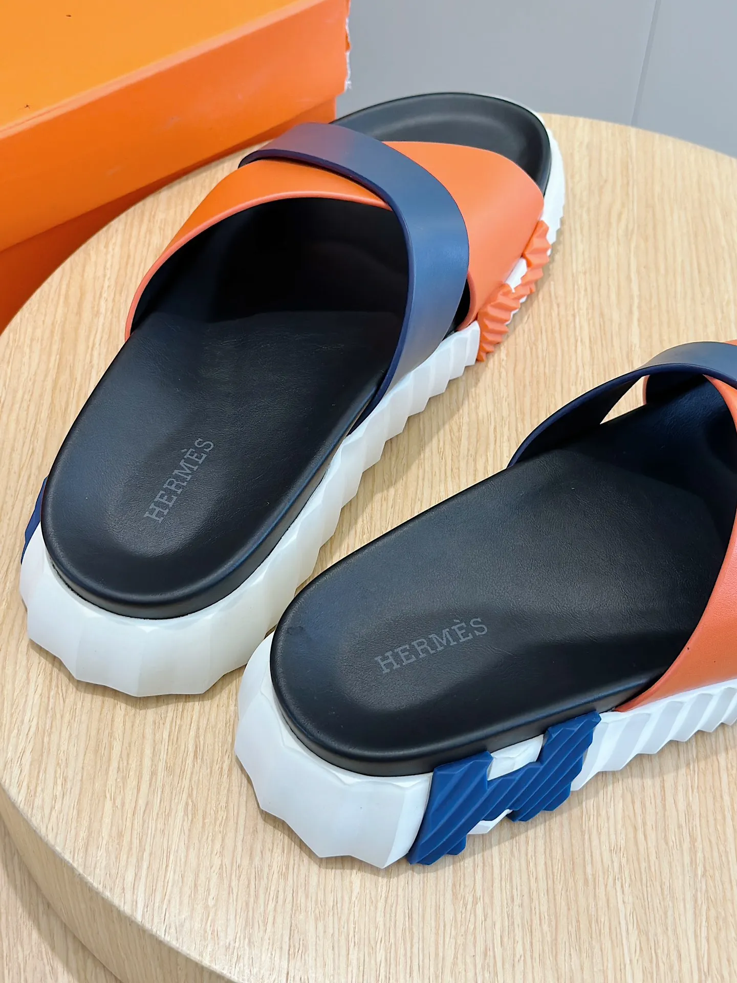 Factory price: 360💰Hermès [HERMÈS] Top Herme*H Home Hermès Men's Sandals and Slippers-Original Reproduction. Purchase the original version and make it one to one. The outsole is privately molded. The color of the outsole corresponding to each color is the same as the original version. Come to those who know the stuff 💪 The ultra-light soles are designed in contrasting colors, and they feel so comfortable on your feet! Calfskin, cowhide feet, private model outsole. Size: 39-44 (customized at 38.45)